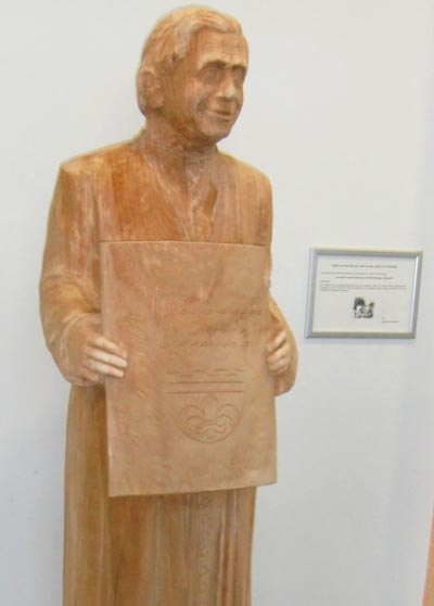 Holzskulptur von Benedikt XVI.