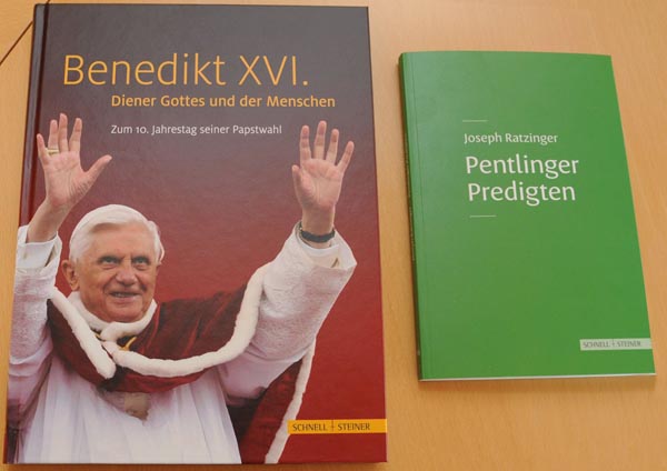 Foto: Josef Eder - die beiden Bücher, der Bildband über Benedikt XVI. und die Pentlinger Predigten